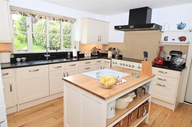 4 bed Detached for sale Image 9