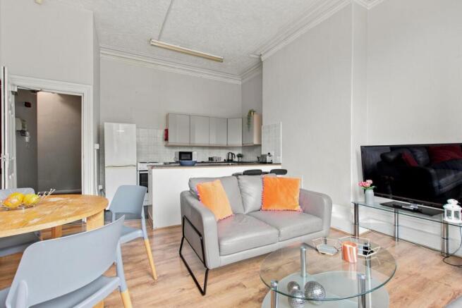 4 bed House to rent Image 3