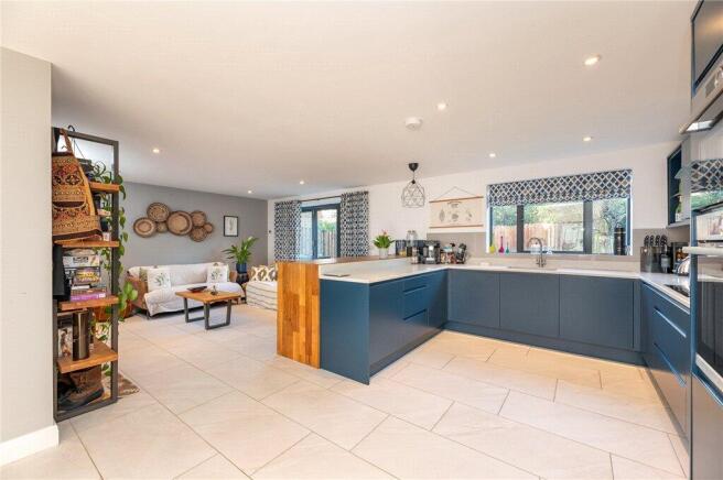 5 bed Detached for sale Image 6