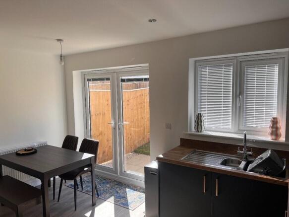 3 bed Semi-Detached to rent Image 4