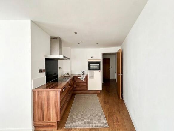 2 bed Apartment to rent Image 4