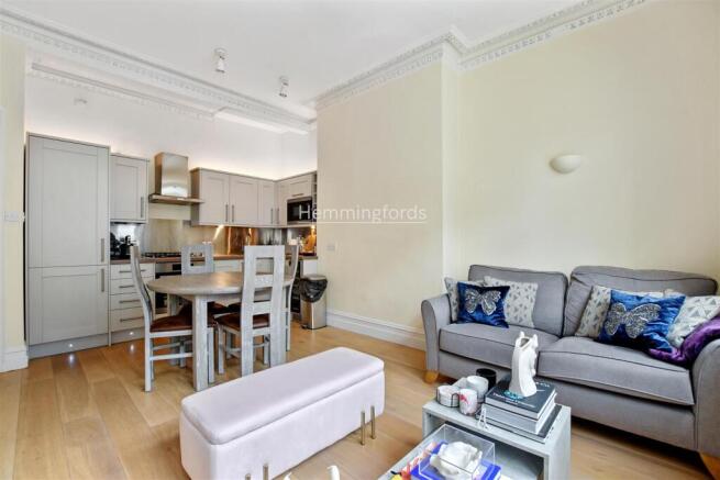 11-GCHMF - Flat 1 64 Paddington St - Reception 4 -