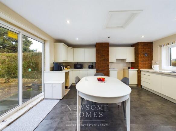 Kitchen/ Dining Room