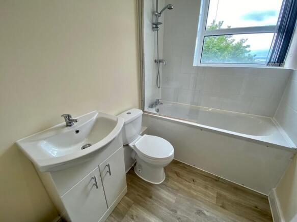 2 bed Apartment to rent Image 6