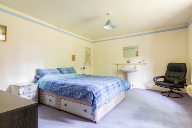 6 bed Semi-Detached for sale Image 8
