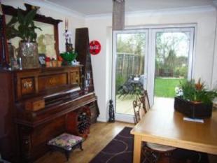 Dining room: