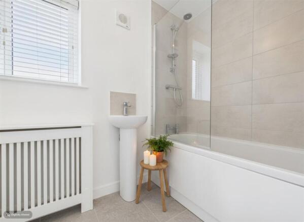 4 bed Detached for sale Image 12