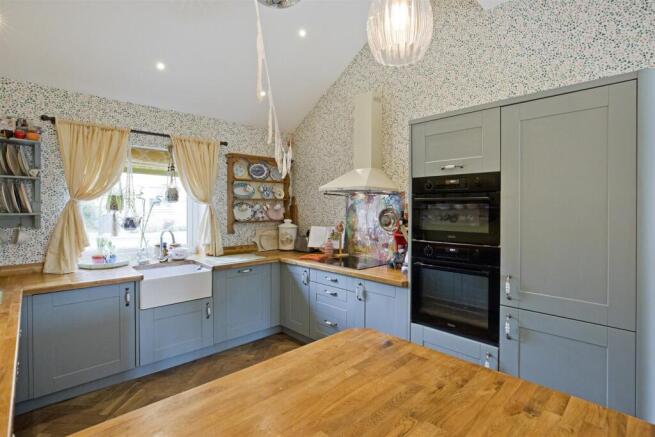 4 bed House for sale Image 5