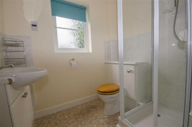 EN-SUITE SHOWER ROOM