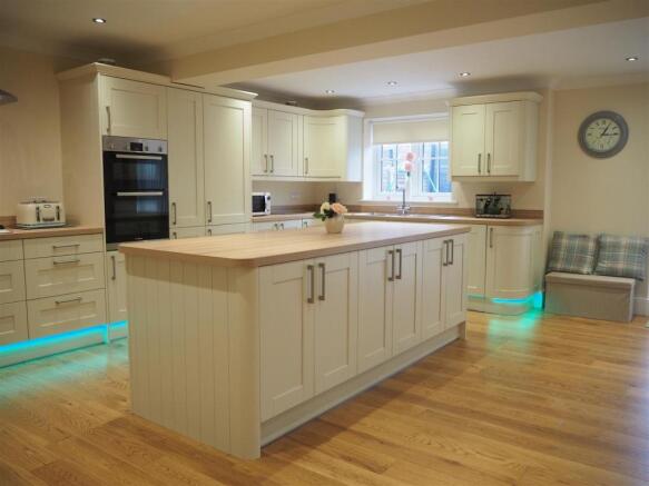 Stunning Fitted Kitchen  368