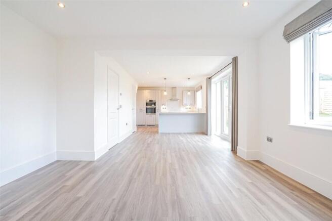 5 bed Detached for sale Image 7