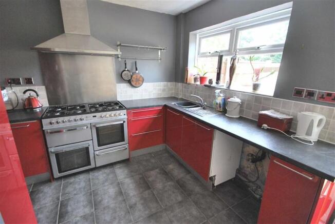 MODERN FITTED KITCHEN