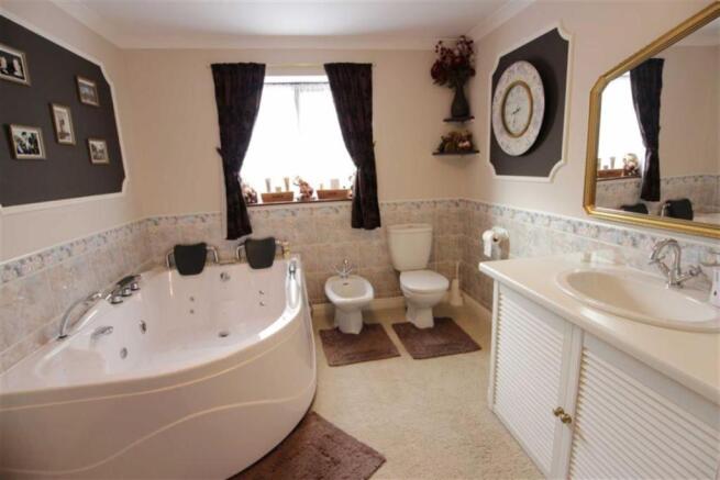 BATHROOM/WC