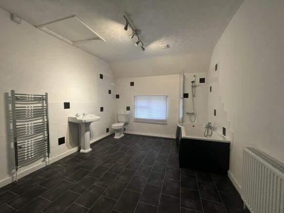 main bath (1st fl...