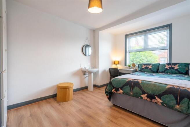 5 bed House to rent Image 5