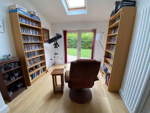 SNUG/DINING AREA