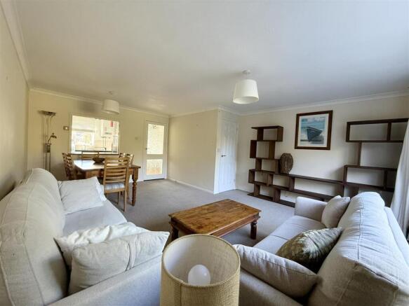 Living/Dining Room: