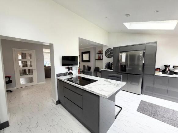 3 bed Semi-Detached for sale Image 4
