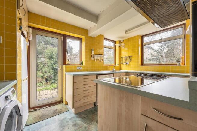 Waterhall Avenue, Highams Park photo 4