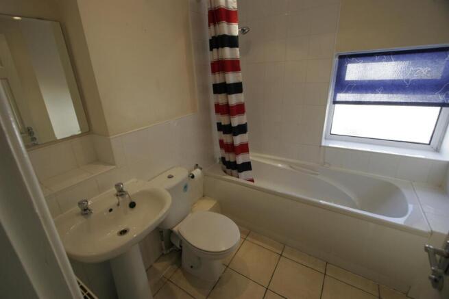 4 bed Semi-Detached to rent Image 9
