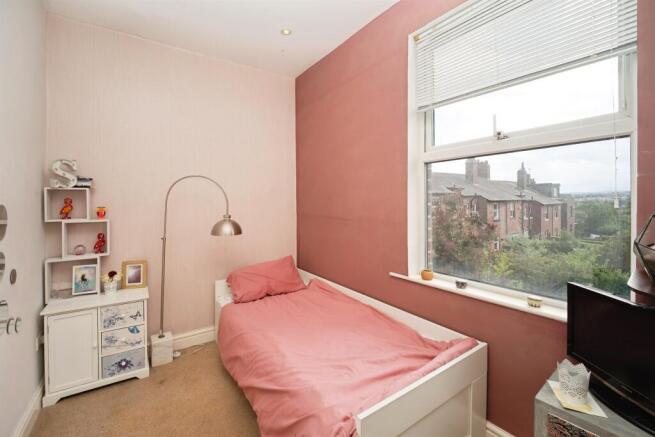 3 bed Flat for sale Image 9