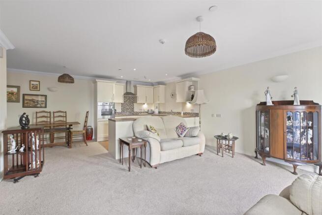 2 bed Apartment for sale Image 8