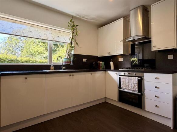 4 bed Detached to rent Image 5
