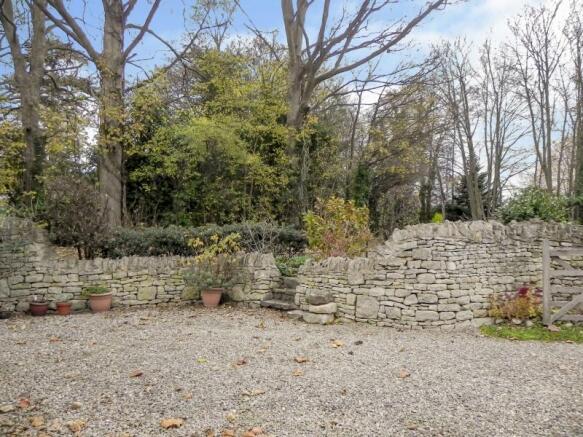 https://s3-eu-west-1.amazonaws.com/propertylab/allanmorris/property-images/standard/4507_The Old Post Office - Front Drive BS.jpg