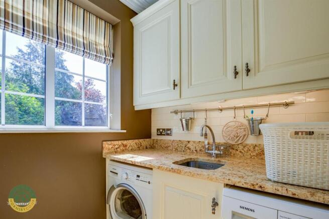 4 bed House for sale Image 11