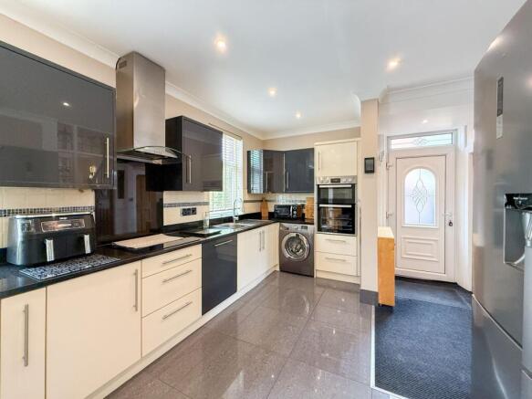 3 bed Semi-Detached for sale Image 6