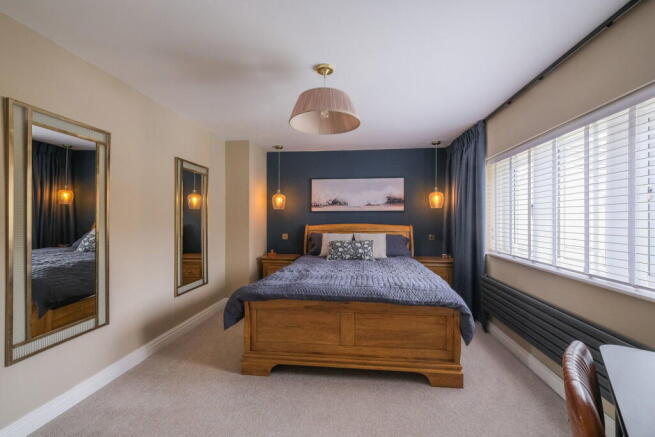 5 bed Detached for sale Image 7
