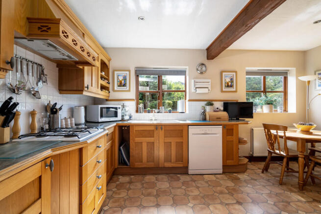 4 bed Detached for sale Image 6
