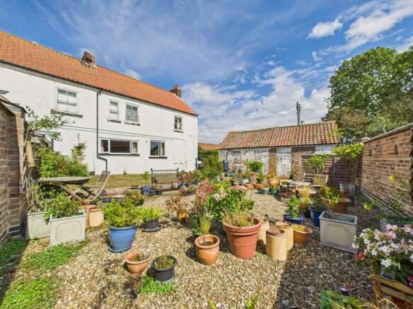 7 bed Farm House for sale Image 2