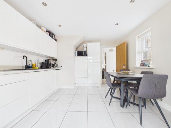4 bed Semi-Detached for sale Image 5