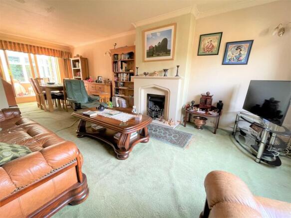 OPEN PLAN SITTING/DINING ROOM