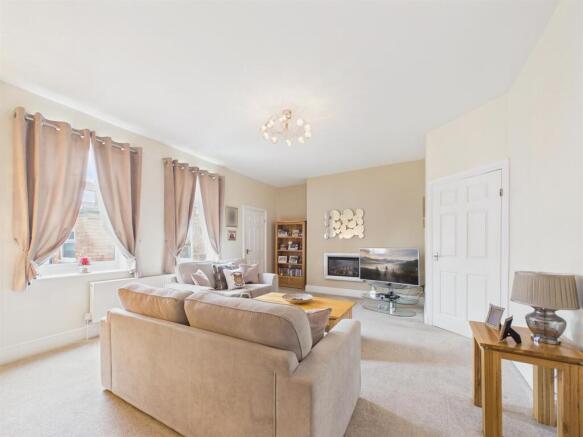 LOUNGE/DINING AREA