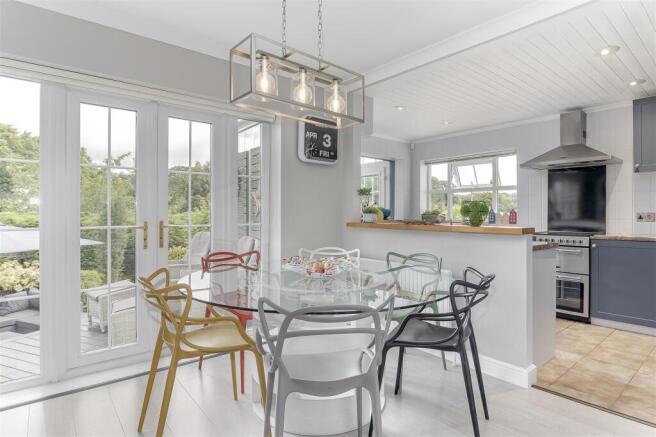 5 bed Detached for sale Image 11