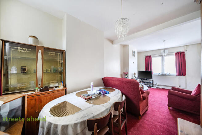 8258742b-b851-42e...