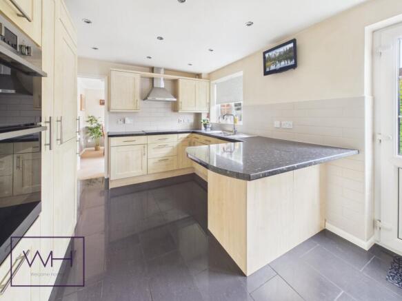 4 bed Detached for sale Image 4