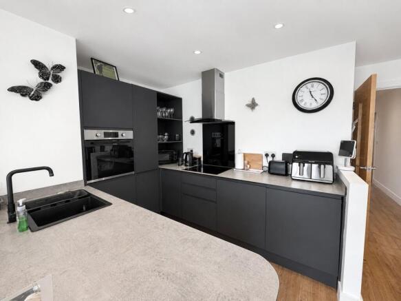 Hawks Road, Hailsham, East Sussex, BN27 photo 4