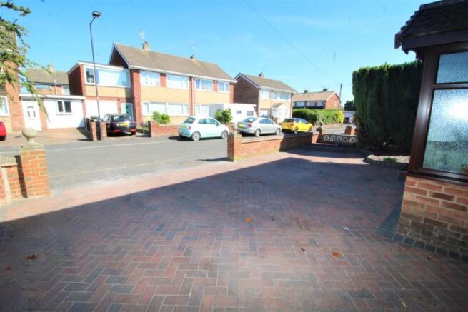 Front Garden / Driveway