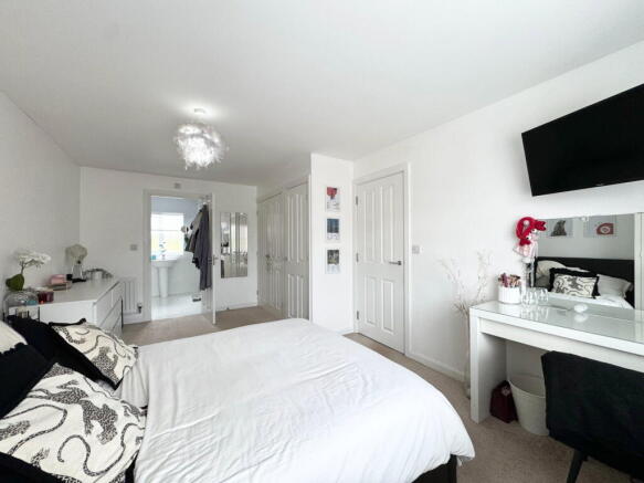 5 bed Detached for sale Image 12