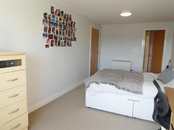 3 bed Apartment to rent Image 12