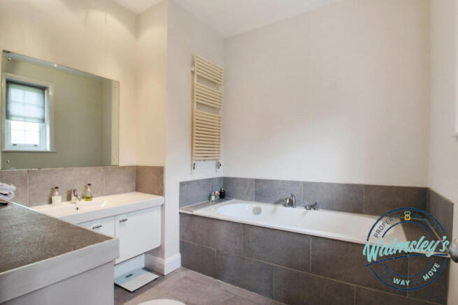 En-suite to main bedroom