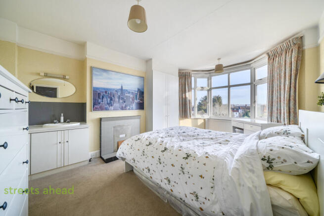 1b913996-884a-402...