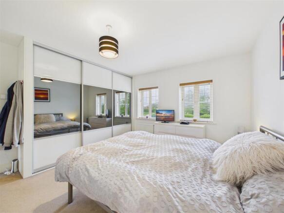5 bed Detached for sale Image 11