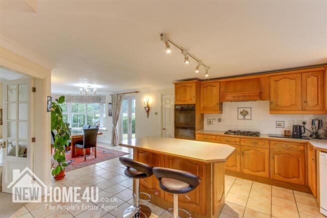 KITCHEN / DINER:
