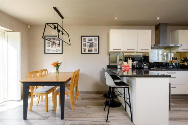4 bed Detached for sale Image 9