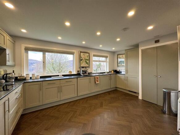 KITCHEN 5.JPG