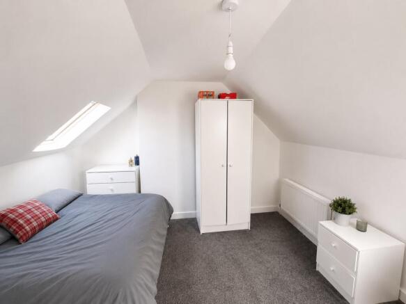 4 bed House to rent Image 4